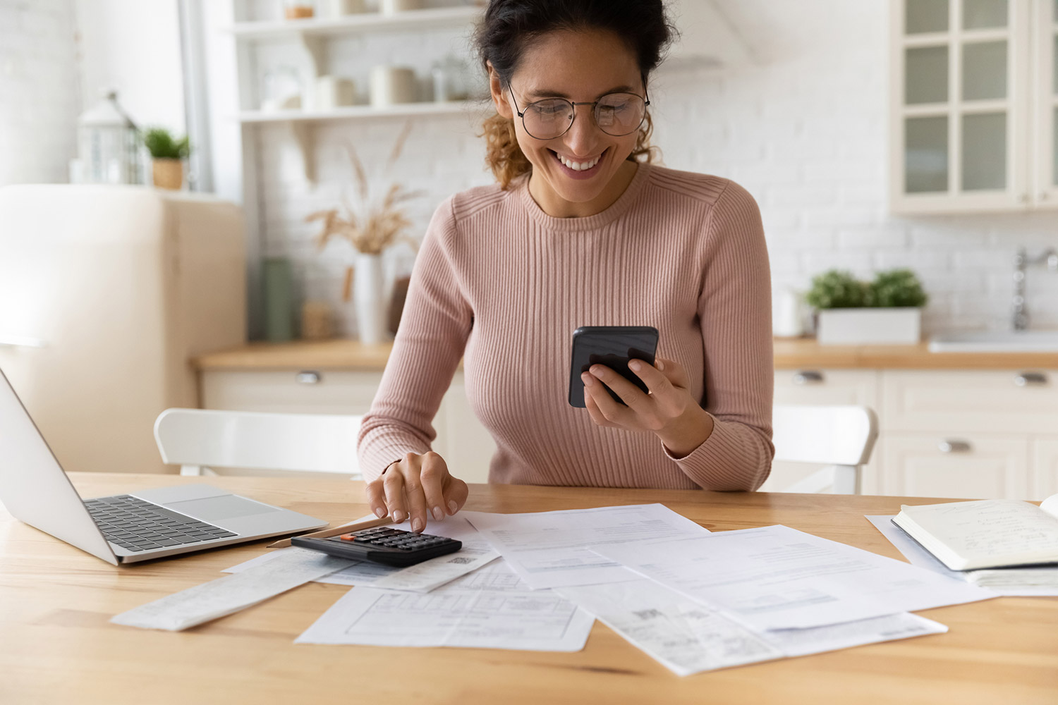 photo of a woman at a desk using Goodbuget